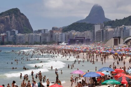 bebidas-destiladas-sao-encontradas-enterradas-na-praia-de-copacabana