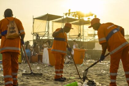 comlurb-recolhe-1,2-toneladas-de-lixo-das-praias-do-rio-no-reveillon