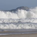 rj:-praias-seguem-com-ressaca-e-banhistas-devem-evitar-entrar-no-mar