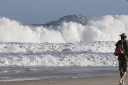 rj:-praias-seguem-com-ressaca-e-banhistas-devem-evitar-entrar-no-mar