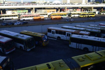 dezenas-de-onibus-de-uma-mesma-empresa-urbana-sao-apedrejados-no-df