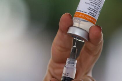 ha-5-anos,-brasil-aplicava-primeiras-doses-de-vacina-contra-a-covid-19