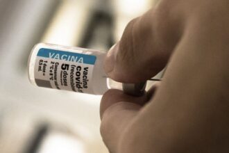 apos-cinco-anos-de-vacinacao,-covid-recua,-mas-ainda-preocupa