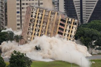 tradicional-hotel-de-luxo-e-implodido-no-centro-de-brasilia