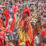 calango-careta-ocupa-brasilia-com-alegorias,-orquestra-e-arte-circense