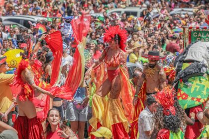 calango-careta-ocupa-brasilia-com-alegorias,-orquestra-e-arte-circense