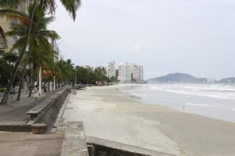 carnaval:-bombeiros-salvam-348-vitimas-de-afogamento-no-litoral-de-sp