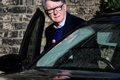 ex-embaixador-britanico-e-preso-apos-revelacoes-relacionadas-a-epstein