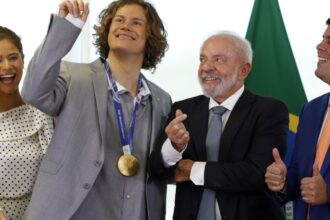 lula-recebe-lucas-pinheiro,-medalha-de-ouro-nos-jogos-de-inverno