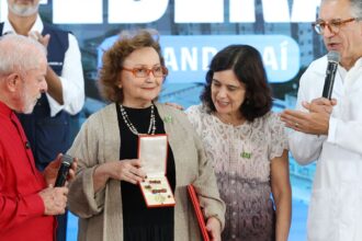 pesquisadora-margareth-dalcolmo-recebe-medalha-oswaldo-cruz