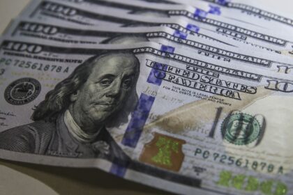 dolar-cai-a-r$-5,20-com-melhora-do-cenario-externo