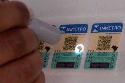 selos-antigos-do-inmetro-para-capacete,-extintor-e-gnv-vencem-em-marco