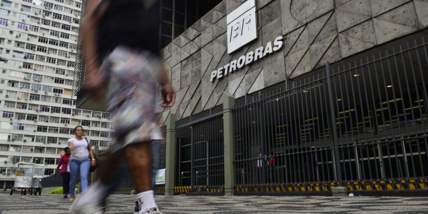 petrobras-diz-entregar-todo-o-combustivel-produzido-nas-refinarias