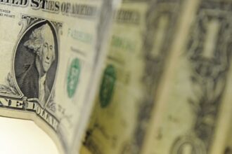 dolar-cai-para-r$-5,24,-e-bolsa-sobe-3,24%-apos-fala-de-trump