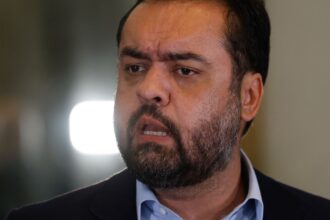 claudio-castro-diz-que-sai-do-governo-do-rio-“de-cabeca-erguida”