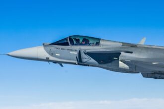 brasil-apresenta-primeiro-caca-f-39-gripen-fabricado-no-pais