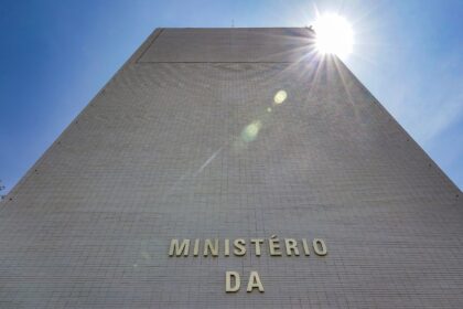 governo-preve-arrecadar-r$-4,4-bi-com-taxacao-de-fintechs,-bets-e-jcp