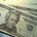 apesar-de-guerra,-dolar-cai-1,27%,-e-bolsa-sobe-3%-na-semana