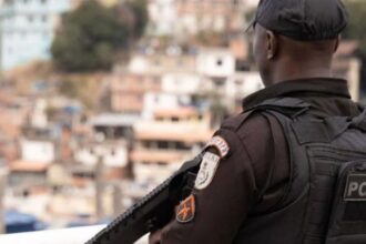 pm-apreende-tres-toneladas-de-drogas,-fuzis-e-pistolas-na-mare