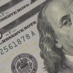 dolar-cai-para-r$-5,01,-e-bolsa-renova-recorde-com-ajuda-do-exterior