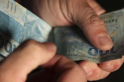 caixa-e-bb-liberam-abono-salarial-para-nascidos-em-marco-e-abril