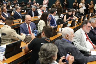 pedido-de-vista-adia-votacao-da-pec-do-fim-da-6×1-na-ccj-da-camara