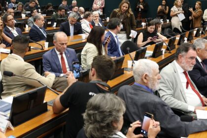 pedido-de-vista-adia-votacao-da-pec-do-fim-da-6×1-na-ccj-da-camara