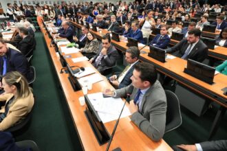 ccj-da-camara-retoma-analise-do-fim-da-escala-6×1-nesta-quarta
