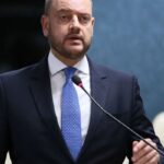 governador-em-exercicio-do-rio-troca-comando-de-secretarias