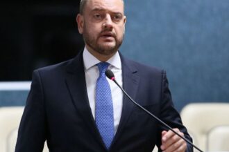 governador-em-exercicio-do-rio-troca-comando-de-secretarias