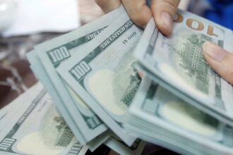 dolar-sobe-a-r$-5-e-bolsa-cai-2%-em-dia-de-tensao-global