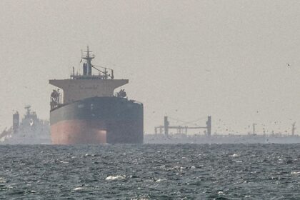 ira-nega-passagem-de-navios-dos-eua-por-ormuz-e-petroleo-dispara