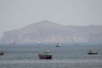 misseis-atingem-navio-de-guerra-dos-eua-que-tentava-entrar-em-ormuz