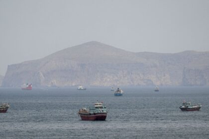 misseis-atingem-navio-de-guerra-dos-eua-que-tentava-entrar-em-ormuz